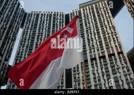 19.07.2017, Singapur, Republik Singapur, Asien - Nationalflaggen winken vor The Pinnacle Wohnanlage in Singapurs Innenstadt Stockfoto