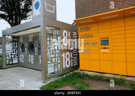 Amazon Locker und Outdoor-Waschmaschinen und Wäschetrockner nebeneinander in Service Bahnhofsvorplatz. Worthing, Großbritannien Stockfoto