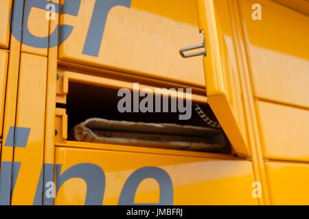 Türe zu hellen gelben Amazon Locker genannt Binky nach Eingabe der Sammlung Code Zugriff auf Parzelle Stockfoto