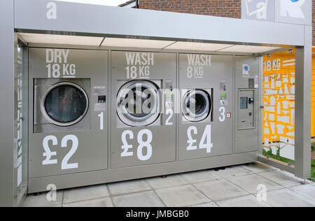 Vollautomatische 24/7, im freien Wasch-Maschinen und Wäschetrockner Trockner Waschsalon befindet sich im Vorhof des UK-garage Stockfoto