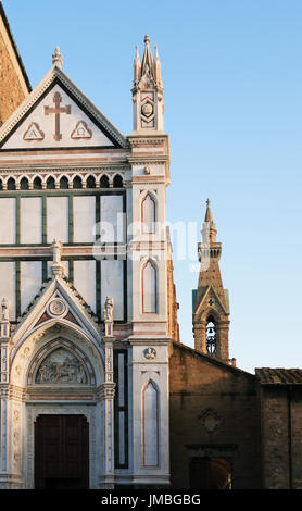Fragment der Kirche und der Glockenturm Turm Santa Croce in Florenz, Italien Stockfoto