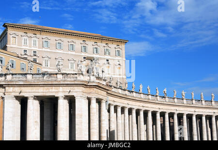 Die päpstlichen Gemächer des Vatikanischen Palastes gegen blauen Himmel, Italien Stockfoto