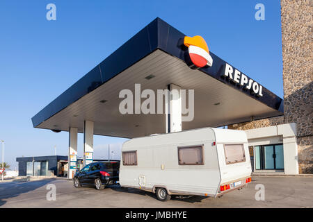 Murcia, Spanien - 6. Juni 2017: Auto mit Wohnwagen trailer auf der Repsol selbst Gas-Tankstelle in Südspanien Stockfoto