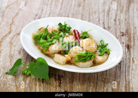 kurz angebratenes Tonkin Jasmin Blumen und Garnelen, vietnamesische Küche Stockfoto