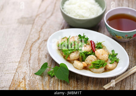kurz angebratenes Tonkin Jasmin Blumen und Garnelen, vietnamesische Küche Stockfoto