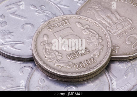Detail der verschiedenen Indien Rupien Münzen auf dem Tisch. Stockfoto