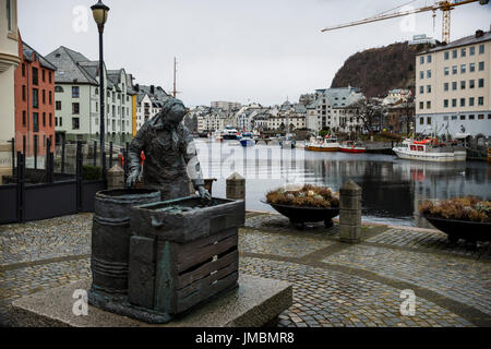 Sildekona - Der Hering Frau Statue in Alesund, Norwegen Stockfoto