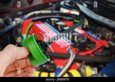 Ersatzteile für den Ölmessstab mit Tropfen Öl. Die spurweite der Ölstand im Auto. Stockfoto