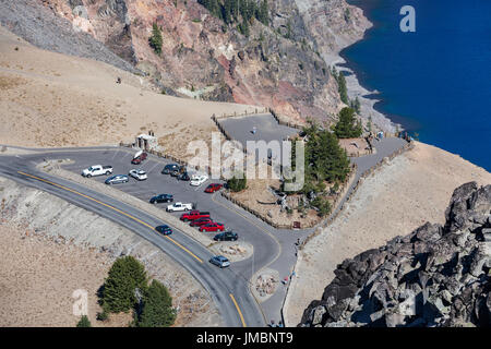 Blick von Watchman Lookout auf den Parkplatz für einen Aussichtspunkt im Crater Lake Nationalpark in Oregon. Stockfoto