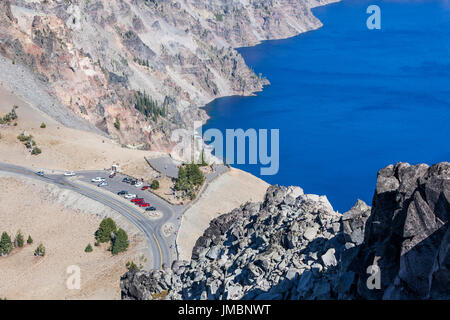 Blick von Watchman Lookout auf den Parkplatz für einen Aussichtspunkt im Crater Lake Nationalpark in Oregon. Stockfoto