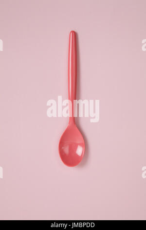 ein rosa Löffel auf einem rosa Hintergrund. Ton-in-Ton-Fotografie und minimale Farbe Stillleben Stockfoto