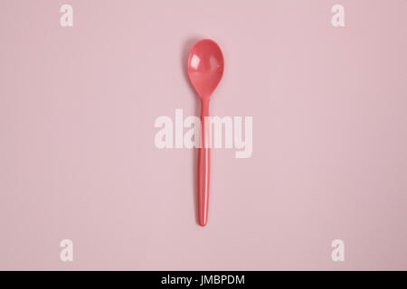 ein rosa Löffel auf einem rosa Hintergrund. Ton-in-Ton-Fotografie und minimale Farbe Stillleben Stockfoto