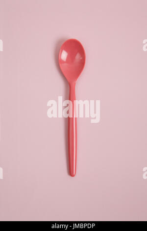 ein rosa Löffel auf einem rosa Hintergrund. Ton-in-Ton-Fotografie und minimale Farbe Stillleben Stockfoto