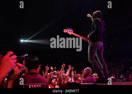 Pete Wentz von Fall Out Boy auf der Bühne führt bei Fall Out Boy Honda Civic Tour final Show statt Honda Center Anaheim, CA Stockfoto