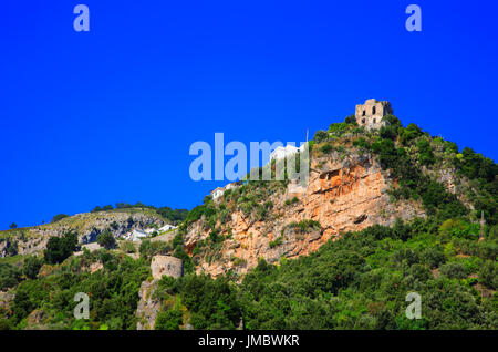 Ruinen in der Stadt Amalfi, Amalfiküste, Halbinsel von Sorrent, Kampanien, Golf von Salerno, Italien. Stockfoto