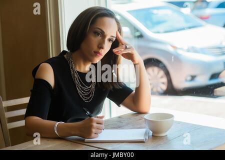 Nach hispanic Geschäftsfrau mit Laptop im Cafe. Stockfoto