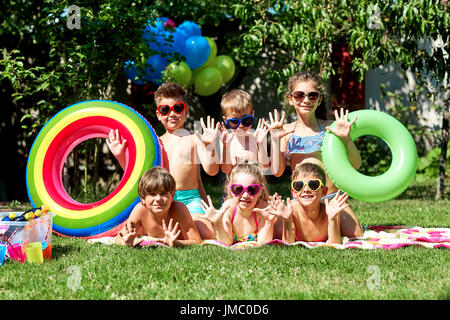 Eine Gruppe von Kindern in Badeanzügen im Sommer Stockfoto