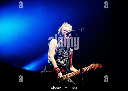 BARCELONA - JAN 17: Sum 41 (Punk-Rock-Musik-Band) führen in Konzert im Razzmatazz Club am 17. Januar 2017 in Barcelona, Spanien. Stockfoto