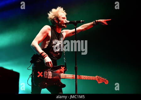 BARCELONA - JAN 17: Sum 41 (Punk-Rock-Musik-Band) führen in Konzert im Razzmatazz Club am 17. Januar 2017 in Barcelona, Spanien. Stockfoto