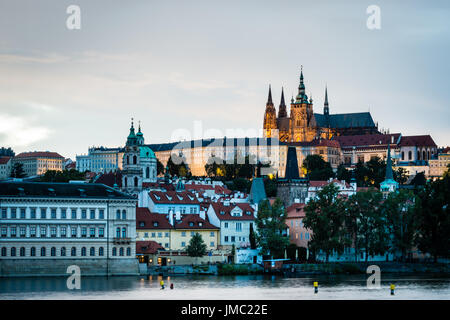 Prag, Tschechien - 12. Juli 2017: Sonnenuntergang über Prag und die Moldau in der Tschechischen Republik Stockfoto