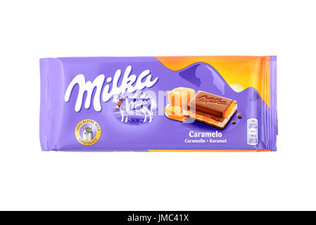 Milka Schokolade Bar isoliert auf weißem Hintergrund. Stockfoto