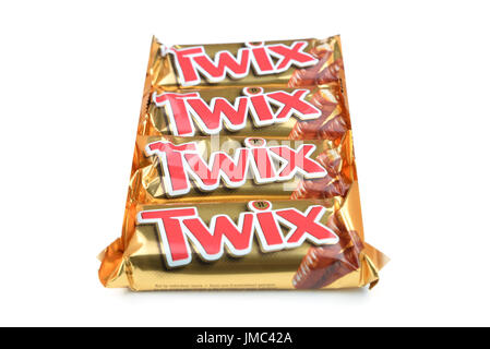 BARCELONA, Spanien - 15. April 2017: Vier Twix Schokolade Bars isoliert auf weißem Hintergrund. Stockfoto