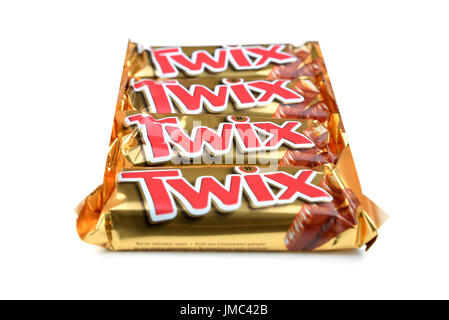 BARCELONA, Spanien - 15. April 2017: Vier Twix Schokolade Bars isoliert auf weißem Hintergrund. Stockfoto