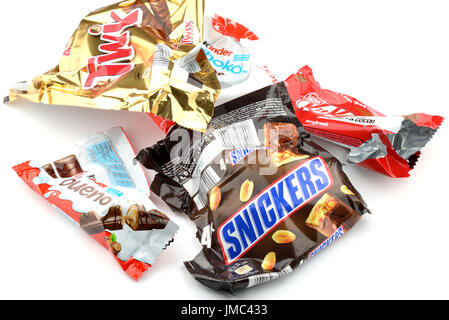 Ein Bündel von Schokoriegeln, einschließlich Snickers, Twix, Crunch, Milka, Kit Kat, Kinder Bueno und Kinder Schoko-Bons, isoliert auf weißem Hintergrund. Stockfoto