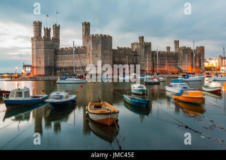 Caernarfon Castle in der Dämmerung - in Caernarfon, Gwynedd, Wales, Vereinigtes Königreich Stockfoto