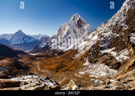 Himalaya schönen Berggipfel vom Cho La Pass, inspirierende Himalaya Herbstlandschaft im Everest Nationalpark Reisen Nepal. Stockfoto