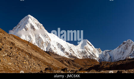 Pumpen-Ri Himalaya schönen Berggipfel, inspirierende Himalaya Herbstlandschaft im Everest-Nationalpark, Nepal. Stockfoto