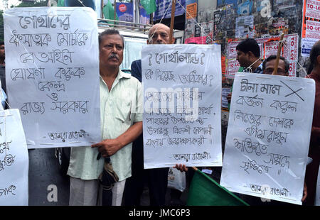 Kolkata, Indien. 26. Juli 2017. Amra Bangali Bengali Aktivistengruppe hält eine Kundgebung fordern Festnahme von Gorkha Jana Mukti Führer Bimal Gurung. Bildnachweis: Saikat Paul/Pacific Press/Alamy Live-Nachrichten Stockfoto