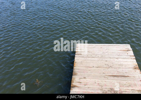 Holzsteg am See. Stockfoto