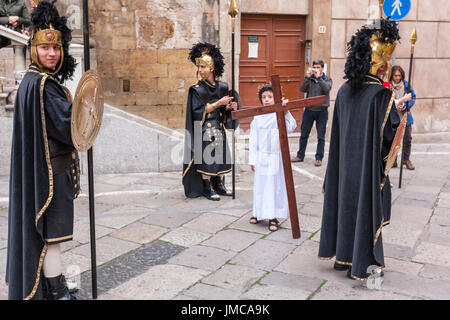 Little Boy tun Christi tragen ein Kreuz bei der Karfreitagsprozession, Ostern Feiern in der Stadt von Palermo, Sizilien, Italien Stockfoto