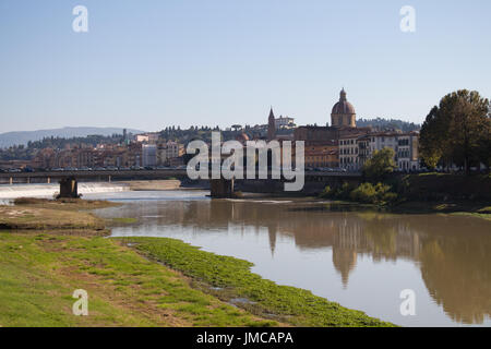 Die Ansicht des Arno-Flusses an einem sonnigen Tag. Amerigo Vespucci Brücke und San Frediano Kirche im Hintergrund. Florenz. Italien. Stockfoto