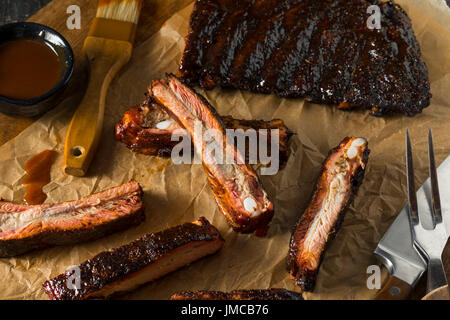 Selbstgemachten geräucherten Barbecue St. Louis Stil Schweinerippchen mit Sauce Stockfoto