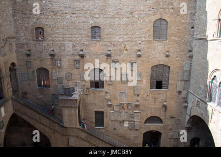 Italien, Florenz - 2. Oktober 2016: Blick auf den Innenhof Wand im Museo Nazionale del Bargello auf 2. Oktober 2016 in Florenz Italien. Stockfoto