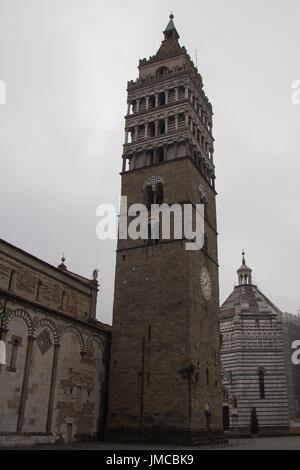 Italien, Pistoia - 27. November 2016: Der Blick auf das Campanile del Duomo di Pistoia am 27. November 2016 in Pistoia, Toskana, Italien. Stockfoto