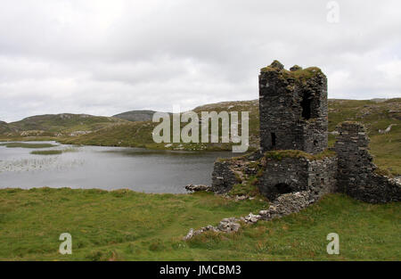 Dunlough Burg stehen auf der Landenge, die drei Burg Kopf mit dem Festland verbindet Stockfoto