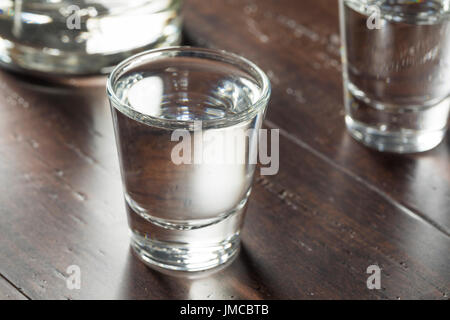Klar alkoholische russischer Wodka Shots bereit zu trinken Stockfoto