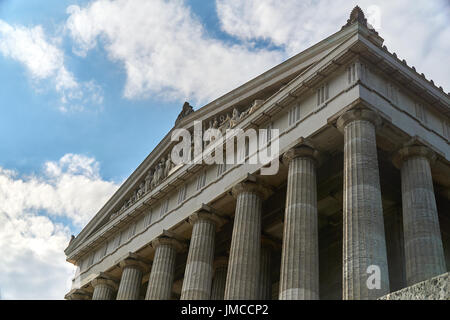 Walhalla und den blauen Himmel mit einigen Wolken. berühmte Denkmal in der Nähe von Regensburg in Bayern, Deutschland. Stockfoto