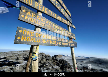 Kleinen Diener hängen Uhuru Peak Zeichen, Kilimanjaro National Park, Tansania Stockfoto