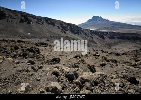 Blick auf den Mount Mawenzi beim Abstieg vom Gipfel Kilimanjaro National Park, Tansania Stockfoto