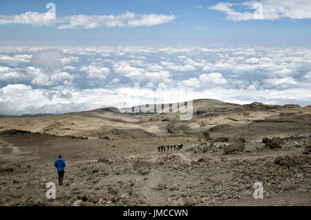 Eine Gruppe von hikkers über den Wolken kommt an Barafu Camp, Kilimanjaro National Park, Tansania Stockfoto