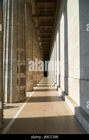 Säulen im Licht und Schatten bei Walhalla, berühmten Denkmal in der Nähe von Regensburg in Bayern, Deutschland. Stockfoto