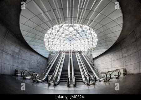 Fisheye Blick auf das Interieur von Triangeln unterirdischen Bahnhof in Malmö, Schweden, Skandinavien Stockfoto
