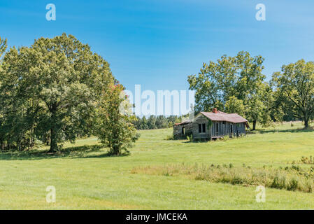 Alten, verlassenen Bauernhof Haus und Gebäude auf einem ländlichen Bauernhof in Alabama, USA. Stockfoto