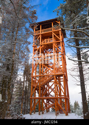 Hölzernen Aussichtsturm auf Eliaszowka montieren. Beskid Bienenhonigs, Polen. Stockfoto