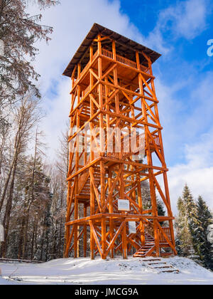 Hölzernen Aussichtsturm auf Eliaszowka montieren. Beskid Bienenhonigs, Polen. Stockfoto