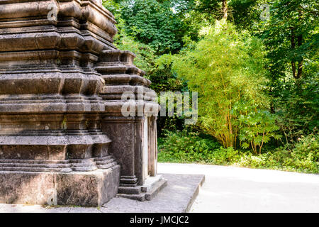 Nahaufnahme des Untergeschosses des Steins Denkmal für die Kambodschaner und Laoten, die für Frankreich, gestorben befindet sich im Garten des tropischen Agronomie in Paris Stockfoto